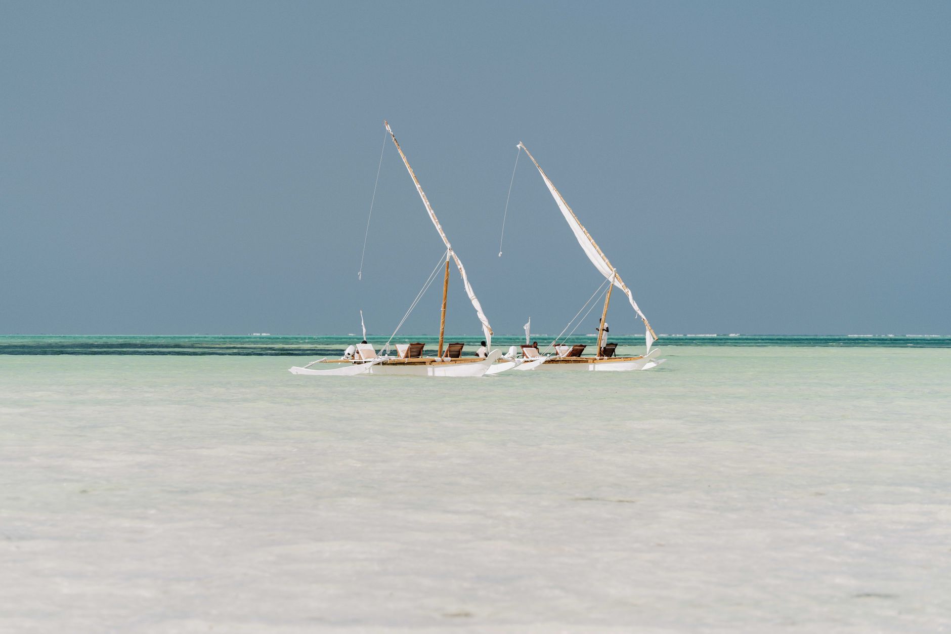 Dhow traditionnel sur les eaux turquoise de Zanzibar