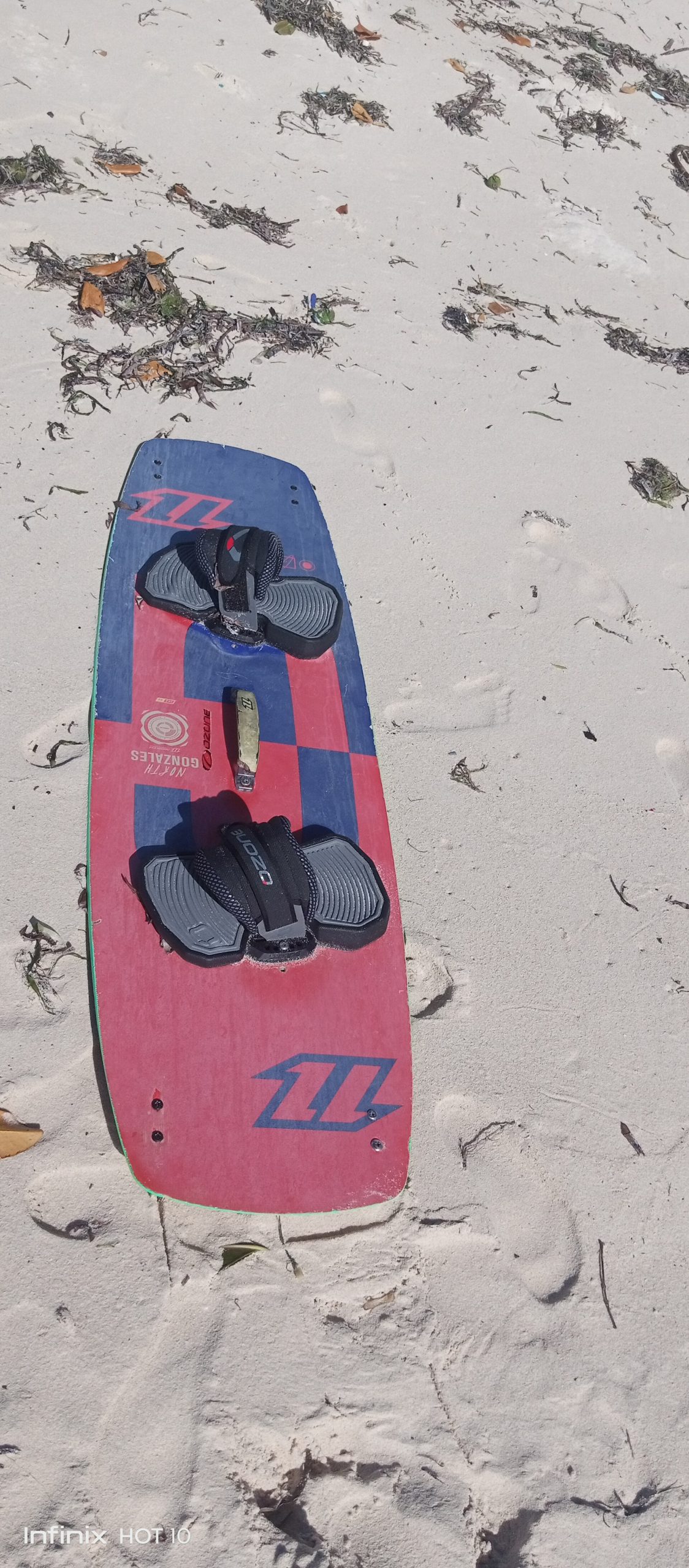 planche de kitesurf et harnais posés sur le sable blanc à la Baie de Sakalava, Diego Suarez, Madagascar
