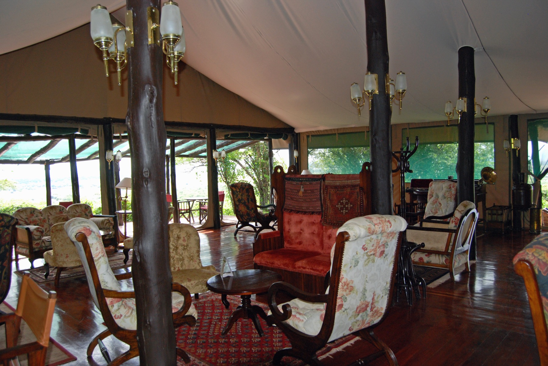 camp de toile de safari en Tanzanie, tentes de luxe alignées face à la savane