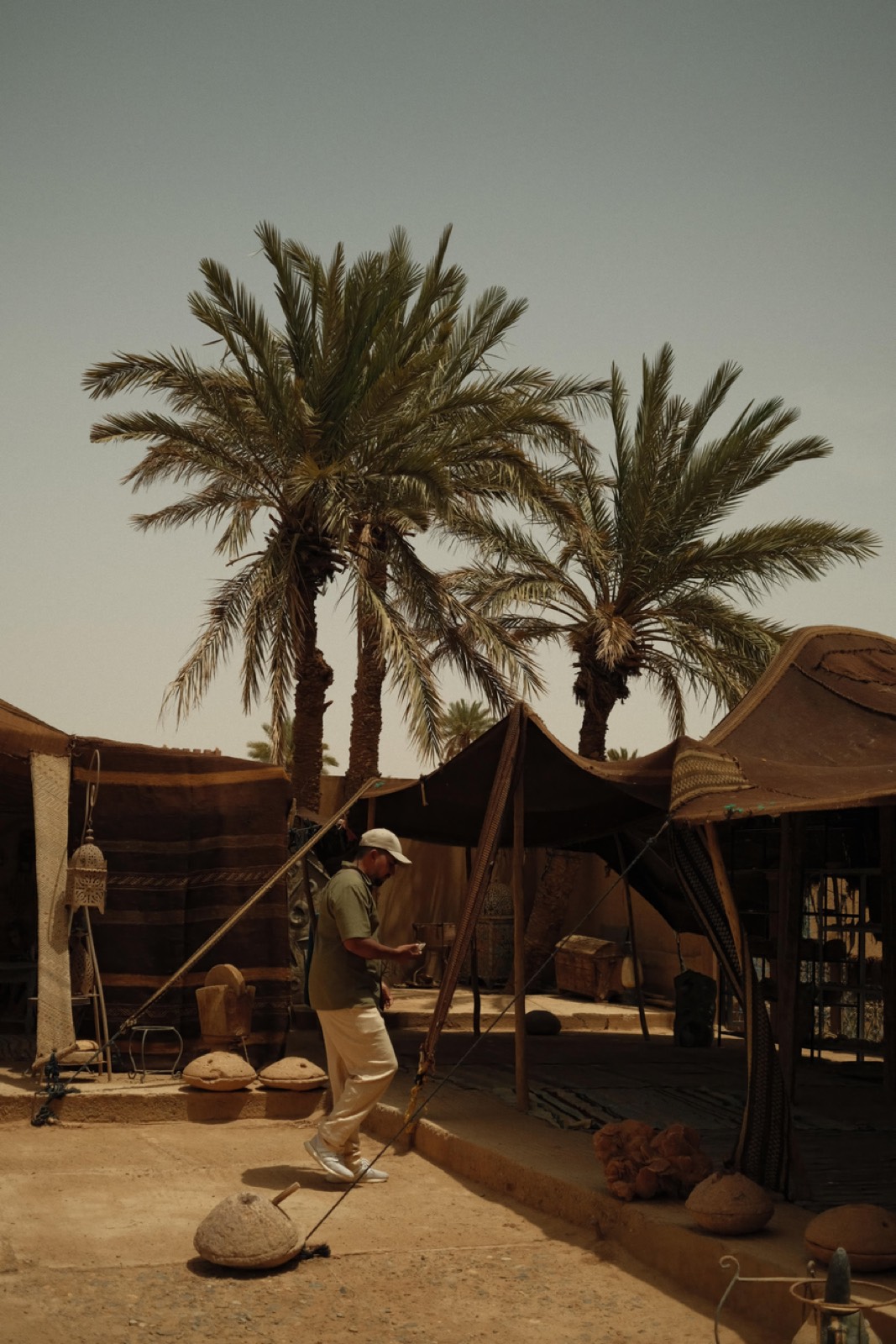 Campement berbère sous tente dans le Sahara marocain de nuit