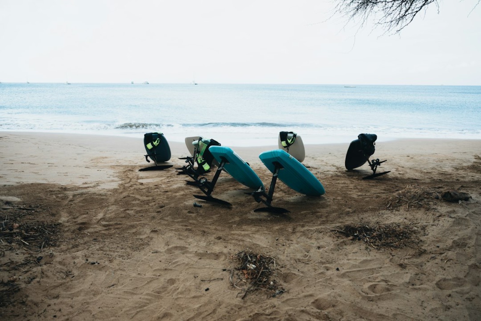 Moniteur de kitesurf préparant le matériel sur une plage de Zanzibar