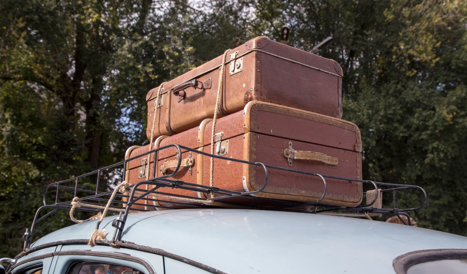 coffre de voiture rempli de valises et de bagages pour un long voyage