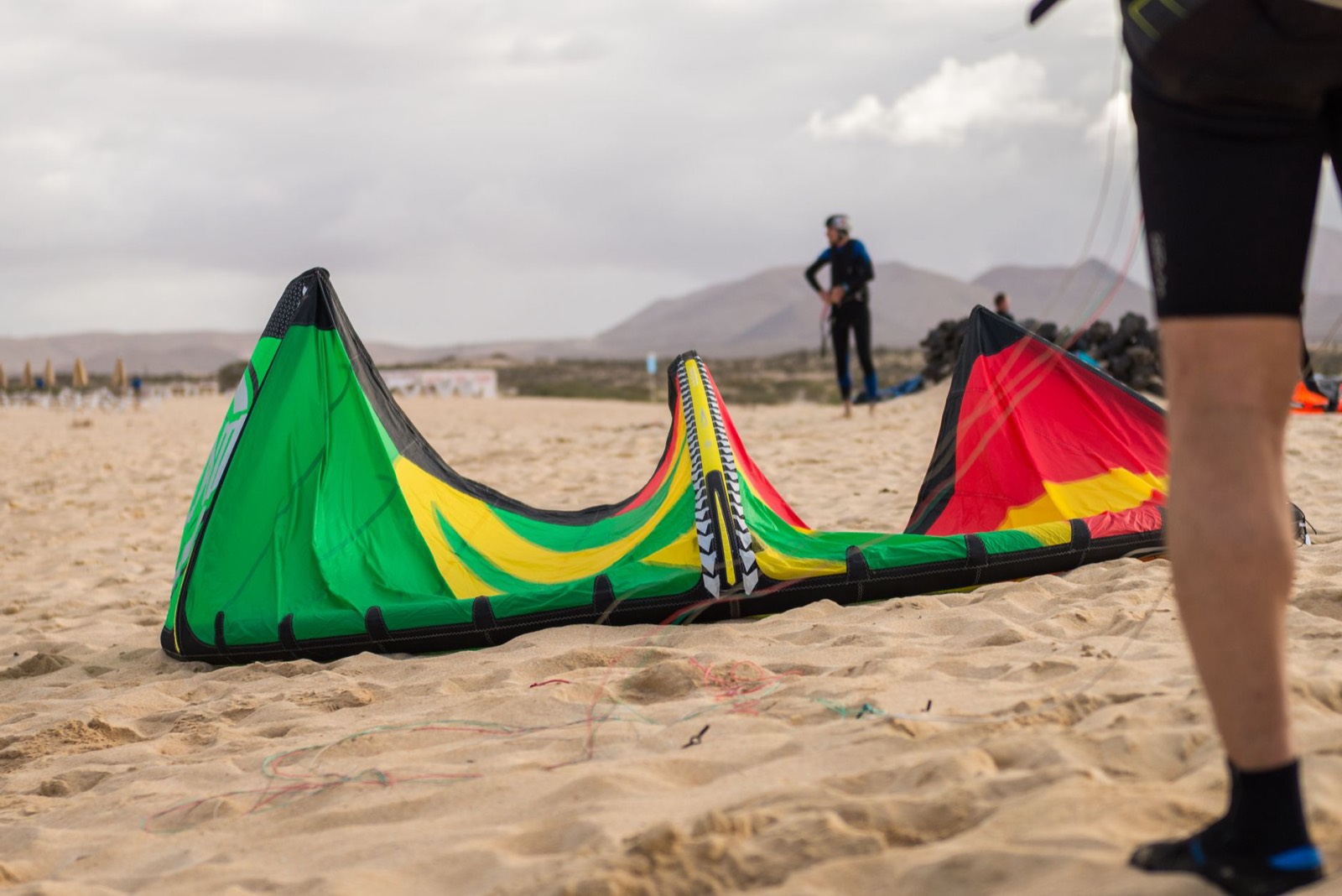 Matériel de kitesurf aligné sur une plage de sable blanc à Zanzibar