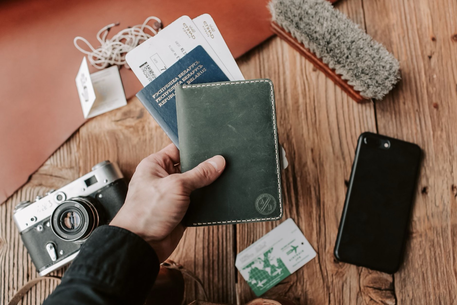 Dossier de documents de voyage et passeport posés sur une table