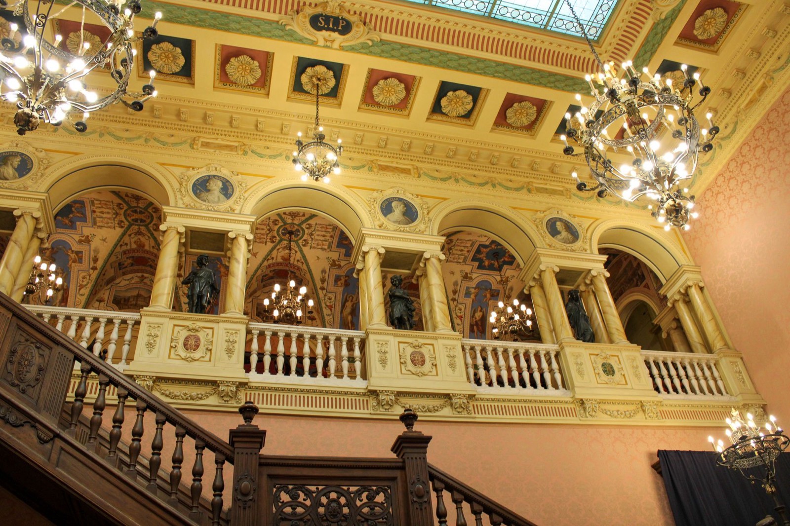 Grand escalier et lustre de l'Opéra Garnier à Paris